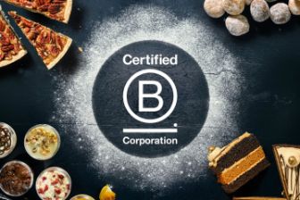 B Corp-certificering voor duurzame bakkerij- en voedingsbedrijven, afgebeeld met gebak en desserts.