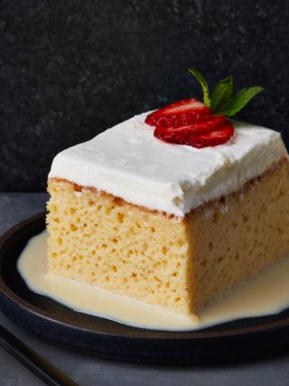 Tres_Leches_EDUSA_Tray_plate_Strawberry-topping