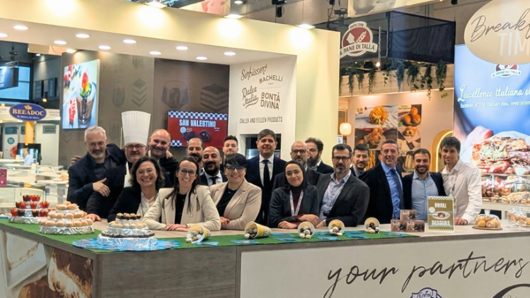 Emmi Desserts exhibition booth at SIGEP 2026 featuring a counter with displayed pastries and branded panels from Bontà Divina, Rachelli and Quadrifoglio, with a group standing behind the counter.