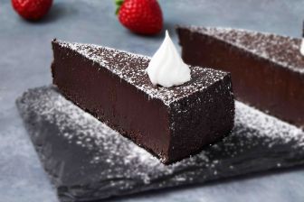 10__Flourless_Chocolate_Cake_Slice_0199_blurred-web